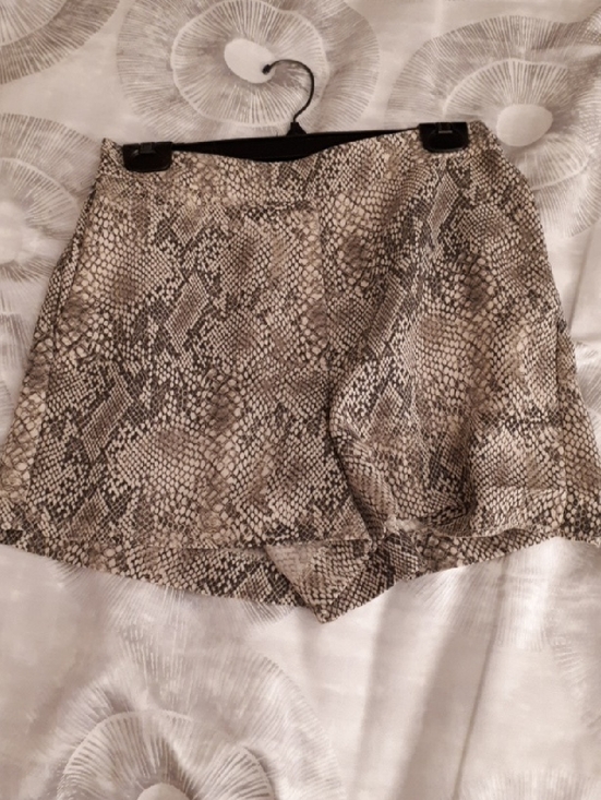 Babaton Pants - Babaton Snake-Print Shorts Size 6